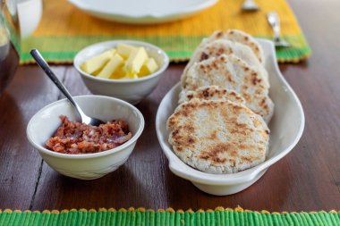Geleneksel sri Lankalı Hindistan cevizi pol roti düz ekmek tereyağı ve lunu MIRIS dip kırmızı soğan ve kırmızı biber ile