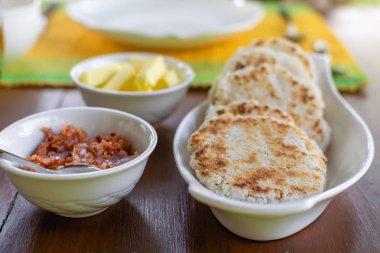 Geleneksel sri Lankalı Hindistan cevizi pol roti düz ekmek tereyağı ve lunu MIRIS dip kırmızı soğan ve kırmızı biber ile