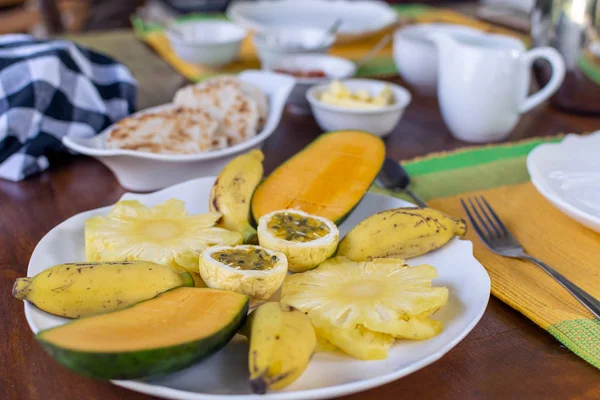 Gyönyörűen Szolgálják Fel Reggelit Szelektív Összpontosít Friss Maracuja Mangó Banán — Stock Fotó