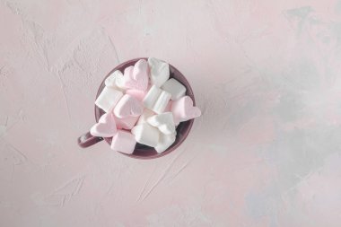 Sevgililer günü en az kavramı - pembe ve beyaz kalp Marshmallow pastel pembe arka plan üzerinde kopya alanı, üstten görünüm ile seramik kupa,