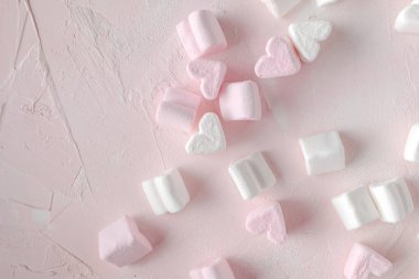 Sevgililer günü en az kavramı - üzerinde pastel pembe ve beyaz kalp Marshmallow pembe arka plan, kopya alanı, üstten görünüm,