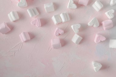Sevgililer günü en az kavramı - üzerinde pastel pembe ve beyaz kalp Marshmallow pembe arka plan, kopya alanı, üstten görünüm,