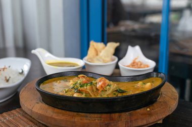 Karides sosu bir pan, pirinç, mercimek dhal ve Pol Sambol - sri Lankalı mutfağı, menü tasarımı yakın çekim