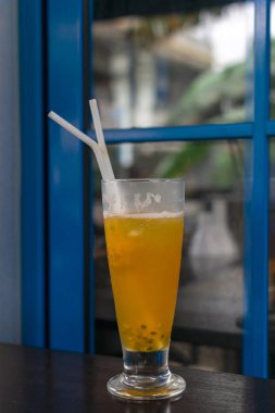 Buzlu çay, limonata, tutku meyve - Restoran, menü tasarımı ile kokteyl