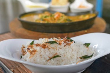 Arka plan - sri Lankalı mutfağı, menü tasarımı üzerinde bir tavada karides curry ile pirinç yakın çekim