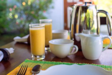 Güzel, güneşli Teras, otel, resort - seramik çanak çömlek sofra, seçici odak kahvaltı meyve yüzlü, Çaydanlık, bardak, ahşap masa