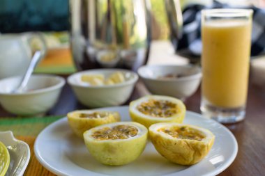 Güzel kahvaltı servis Teras, otel, resort - seçici odak tutku meyve, meyve yüzlü, tereyağı, reçel, ahşap masa