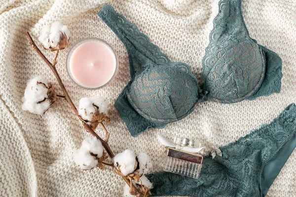 Güzellik, moda, blogger kavramı - dantel iç çamaşırı, kurutulmuş pamuk çiçek, parfüm, mum beyaz yatak arka plan, dergiler, sosyal medya, moda aksesuarları