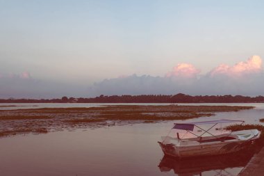 Gün batımı veya gündoğumu Tissa Gölü, seyahat hedef, Sri lanka