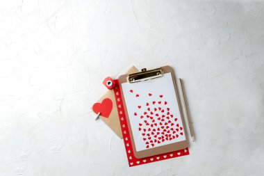 Sevgililer günü en az kavramı mockup, blogger çalışma alanı - Pano boş kağıt, zanaat yumruk, kırmızı kağıt kalpler kalp graybackground ile