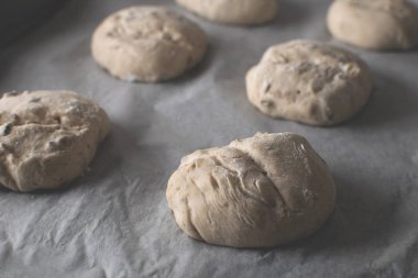 Ekmek üretim - pişirme önce ekmek buns seçici odak. Ekmek imalatı