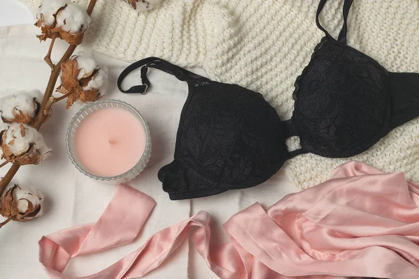 Güzellik, moda, blogger kavramı - dantel iç çamaşırı, kurutulmuş pamuk çiçek, ipek, elbise, beyaz yatak arka plan, sosyal medya, üzerine de mum moda aksesuarları