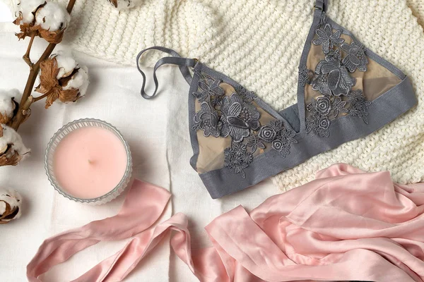 Güzellik, moda, blogger kavramı - dantel iç çamaşırı, kurutulmuş pamuk çiçek, ipek, elbise, beyaz yatak arka plan, sosyal medya, üzerine de mum moda aksesuarları