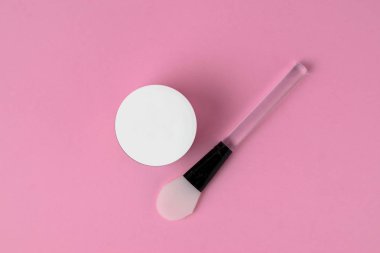 Cilt Bakımı güzellik en az kavramı - yüz maskesi silikon spatula üstten görünüm, pembe bir arka plan, kopya alanı ile