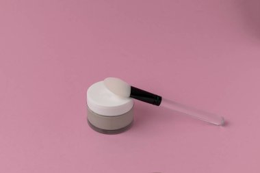 Cilt Bakımı güzellik en az kavramı - yüz maskesi silikon spatula, pembe bir arka plan, kopya alanı ile