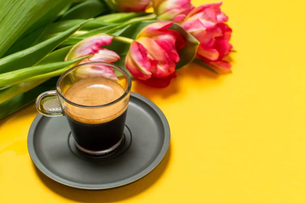 Sevgililer kadın anneler günü kavramı 8 Mart bahar, yaşam tarzı blog - pembe laleler, espressso sarı arka planda, kopya alanı, kahve fincan ana sayfa görünümü