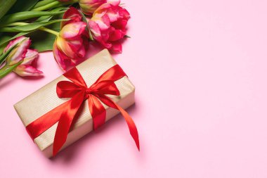 Sevgililer kadın anneler günü kavramı 8 Mart bahar, yaşam tarzı blog - pembe laleler, hediye zanaat kutusu, kırmızı şerit üzerinde pembe bir arka plan, kopya alanı, ana sayfa görünümü