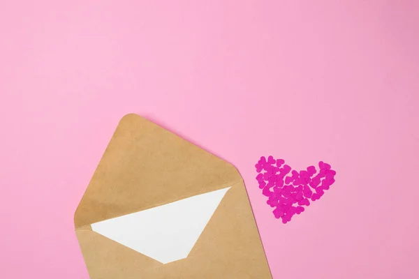 Sevgililer Günü Kavramı Aşk Mektubu Zanaat Zarf Kağıt Üzerinde Pembe — Stok fotoğraf