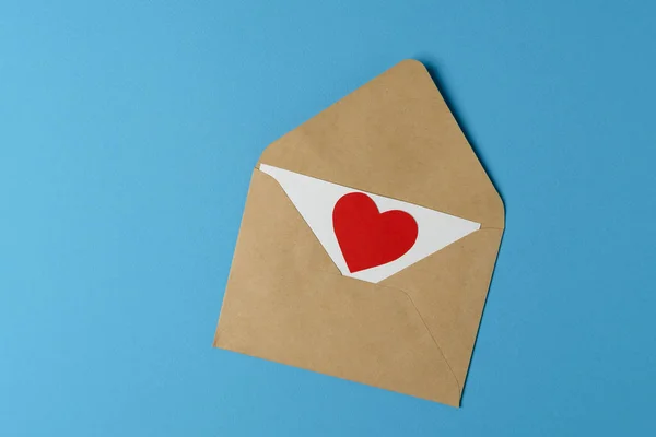 Sevgililer Günü Kavramı Aşk Mektubu Zanaat Zarf Ile Mavi Arka — Stok fotoğraf