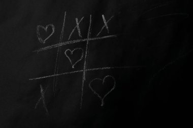 Sevgililer günü en az kavramı - kara tahta, kopya alanı kalpler ile tic tac toe oyunu