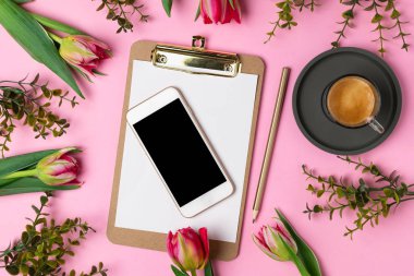 Sevgililer kadın anneler günü kavramı 8 Mart bahar, yaşam tarzı blog - pembe laleler, Pano boş kağıt, kalem, espresso kahve, pembe bir arka plan, kopya alanı, smartphone ile ana sayfa görünümü