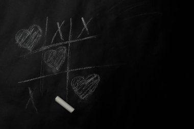 Sevgililer günü en az kavramı - kara tahta, kopya alanı kalpler ile tic tac toe oyunu
