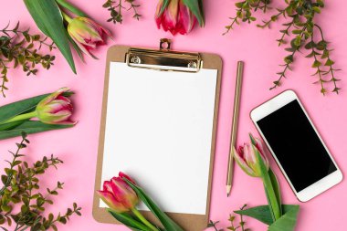 Sevgililer kadın anneler günü kavramı 8 Mart bahar, yaşam tarzı blog - pembe laleler, Pano boş kağıt, kalem, pembe bir arka plan, kopya alanı, smartphone ile ana sayfa görünümü