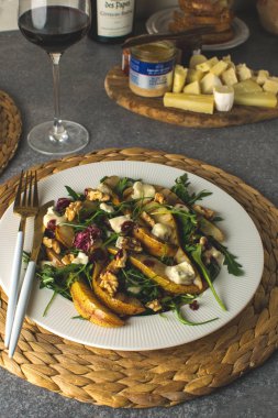 Taze gurme salatası armut, gorgonzola peyniri, roka, ceviz, peynir tabağı, kırmızı şarap - sağlıklı beslenme kavramı, hizmet gıda, romantik bir akşam yemeği