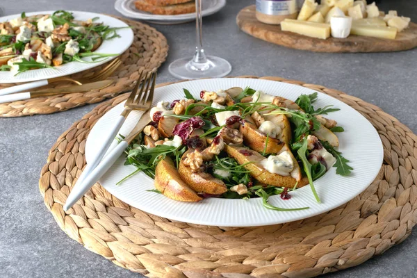 Taze gurme salatası armut, gorgonzola peyniri, roka, ceviz, peynir tabağı - sağlıklı beslenme kavramı, hizmet gıda, romantik bir akşam yemeği