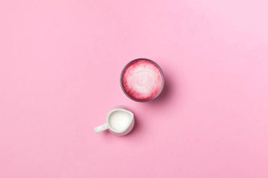 Pancar pembe latte küçük porselen sürahi, superfood, yumuşak pembe arka plan, üstten görünüm, trendy içki ile kopyalama alanı - sağlıklı kahve alternatif