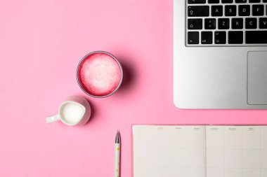 Çalışma alanı serbest meslek, blogger, gazeteci - dizüstü bilgisayar, Not defteri, kalem, trendy superfood pembe kırmızı pancar kahve fincan, porselen sürahi pastel pembe arka plan üzerinde düz yatıyordu, kopya alanı