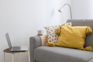Serbest meslek, blogger çalışma alanı, İskandinav tarzı hygge tarzı rahat oturma odası - defter, kanepe yastık püsküllü kahve kupa örme şal ile