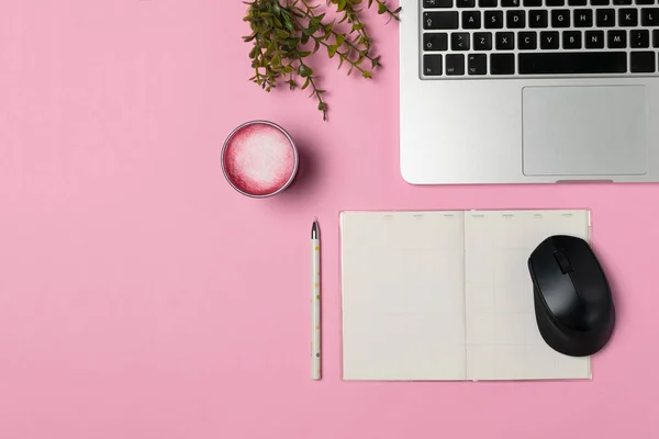 Çalışma alanı serbest meslek, blogger, gazeteci - dizüstü bilgisayar, Not defteri, kalem, bilgisayar faresi, trendy superfood pembe kırmızı pancar latte, pastel pembe arka plan üzerinde düz yatıyordu fincan, kopya alanı