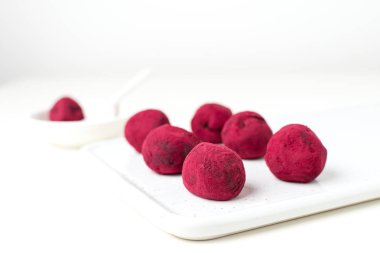 Pembe ahududu pancar domalan tarih seçici odak, beyaz zemin, kopya alanı - gurme tatlı kapatın