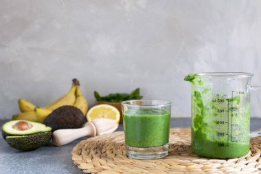 Bahar Detoks, vejetaryen Kahvaltı, sağlıklı yaşam - yeşil superfood spirulina antioksidan maddeler, ıspanak, avokado, limon, muz, mutfak masası, ile güler yüzlü alanı Kopyala