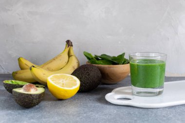 Bahar Detoks, vejetaryen Kahvaltı, sağlıklı yaşam - yeşil superfood spirulina antioksidan maddeler, ıspanak, avokado, limon, muz, mutfak masası, ile güler yüzlü alanı Kopyala