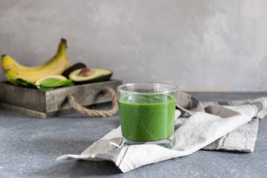 Bahar Detoks, vejetaryen Kahvaltı, sağlıklı yaşam - yeşil superfood spirulina antioksidan maddeler, ıspanak, avokado, limon, muz, mutfak masası, ile güler yüzlü alanı Kopyala