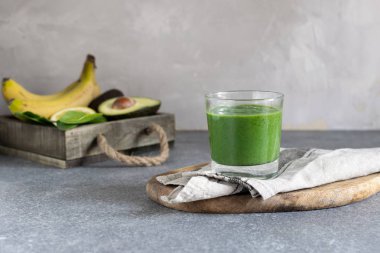 Bahar Detoks, vejetaryen Kahvaltı, sağlıklı yaşam - yeşil superfood spirulina antioksidan maddeler, ıspanak, avokado, limon, muz, mutfak masası, ile güler yüzlü alanı Kopyala