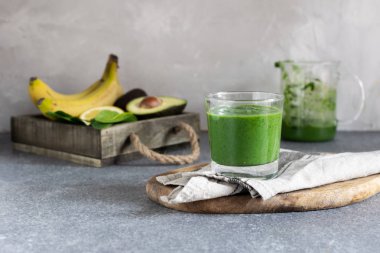 Bahar Detoks, vejetaryen Kahvaltı, sağlıklı yaşam - yeşil superfood spirulina antioksidan maddeler, ıspanak, avokado, limon, muz, mutfak masası, ile güler yüzlü alanı Kopyala