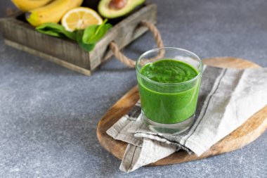 Bahar Detoks, vejetaryen Kahvaltı, sağlıklı yaşam - yeşil superfood spirulina antioksidan maddeler, ıspanak, avokado, limon, muz, mutfak masası, ile güler yüzlü alanı Kopyala
