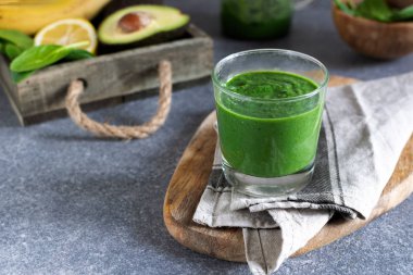 Bahar Detoks, vejetaryen Kahvaltı, sağlıklı yaşam - yeşil superfood spirulina antioksidan maddeler, ıspanak, avokado, limon, muz, mutfak masası, ile güler yüzlü alanı Kopyala