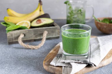 Bahar Detoks, vejetaryen Kahvaltı, sağlıklı yaşam - yeşil superfood spirulina antioksidan maddeler, ıspanak, avokado, limon, muz, mutfak masası, ile güler yüzlü alanı Kopyala