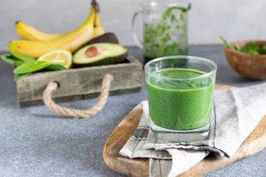 Bahar Detoks, vejetaryen Kahvaltı, sağlıklı yaşam - yeşil superfood spirulina antioksidan maddeler, ıspanak, avokado, limon, muz, mutfak masası, ile güler yüzlü alanı Kopyala
