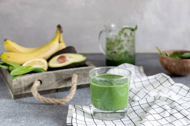 Bahar Detoks, vejetaryen Kahvaltı, sağlıklı yaşam - yeşil superfood spirulina antioksidan maddeler, ıspanak, avokado, limon, muz, mutfak masası, ile güler yüzlü alanı Kopyala