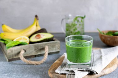 Bahar Detoks, vejetaryen Kahvaltı, sağlıklı yaşam - yeşil superfood spirulina antioksidan maddeler, ıspanak, avokado, limon, muz, mutfak masası, ile güler yüzlü alanı Kopyala