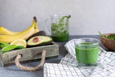 Bahar Detoks, vejetaryen Kahvaltı, sağlıklı yaşam - yeşil superfood spirulina antioksidan maddeler, ıspanak, avokado, limon, muz, mutfak masası, ile güler yüzlü alanı Kopyala