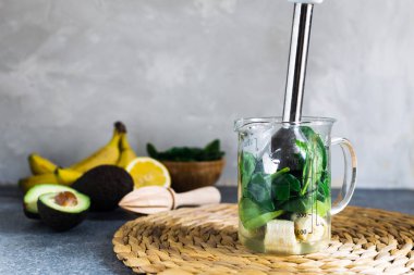 Bahar Detoks, vejetaryen Kahvaltı, sağlıklı yaşam - yeşil superfood spirulina antioksidan maddeler, ıspanak, avokado, limon, muz, mutfak masası, ile güler yüzlü alanı Kopyala