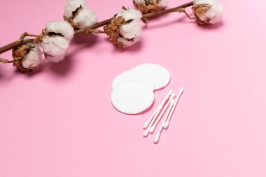 Güzellik cilt bakımı en az kavramı - pamuklu ped ve pembe arka plan, kopya alanı üzerinde kuru pamuklu şubesi ile pamuk temizleme bezi