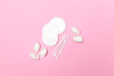 Güzellik cilt bakımı en az düz lay - pamuklu ped, pamuk temizleme bezi ve ipekböceği koza pembe bir arka plan, üstten görünüm, kopya alanı