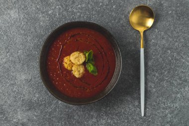 Pesto sos ve parmesan peynirli kraker üstten görünüm, gri taş masada siyah kase domates çorbası kopyalama alanı - sağlıklı, vejetaryen yemek, tonda resim, İtalyan mutfağı